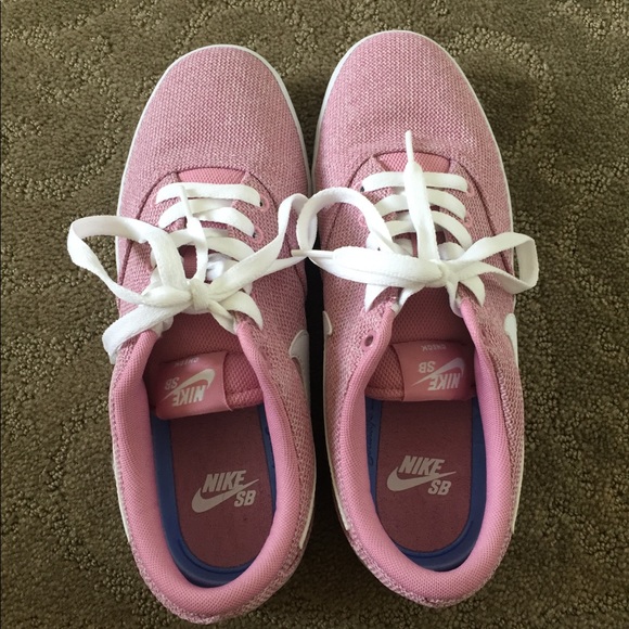 Pink Nike shoes - Picture 2 of 3
